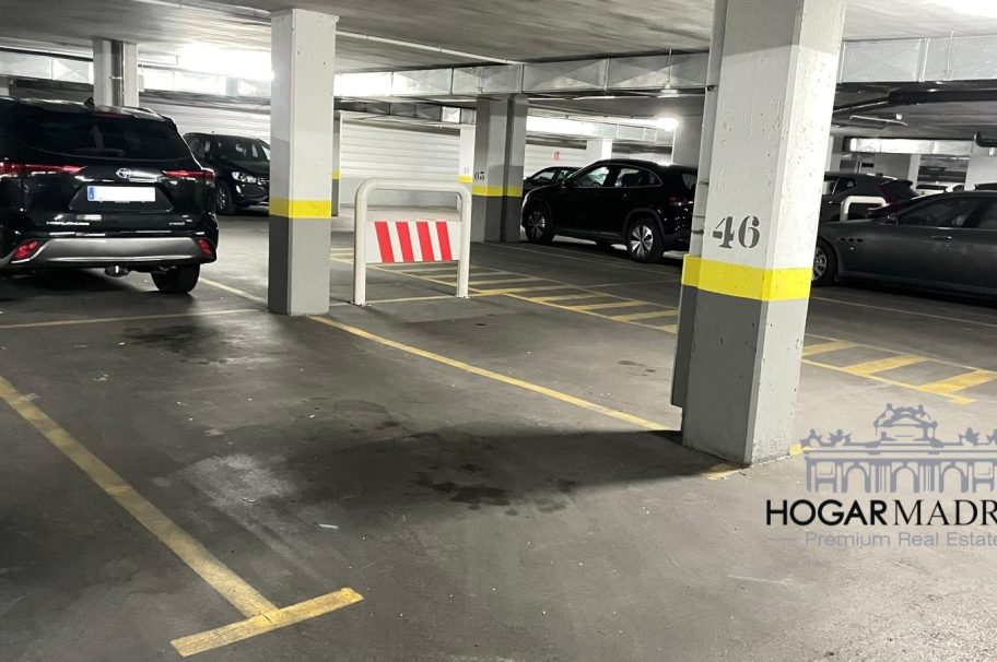 De lujo con garaje, piscina, jardín y gimnasio