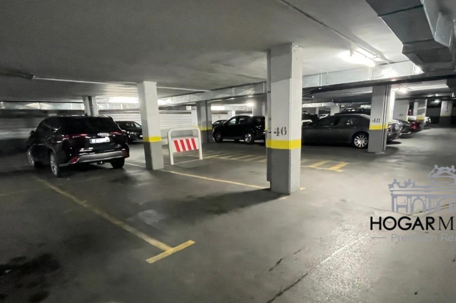 De lujo con garaje, piscina, jardín y gimnasio