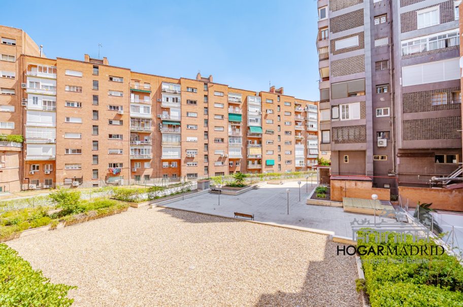 Junto al Santiago Bernabéu, vistas muy agradables, aparcamiento