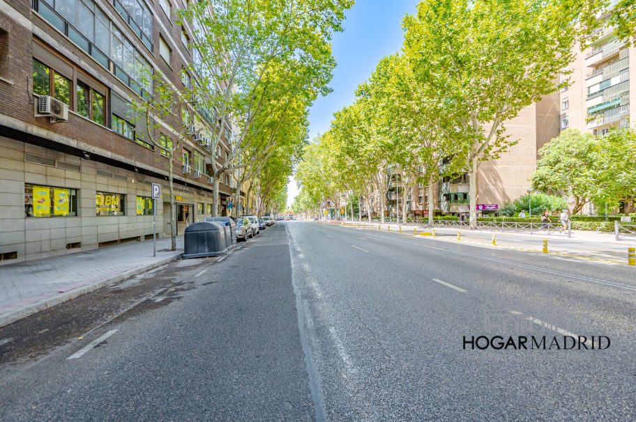 Alto, buen estado, con plaza de garaje para dos coches