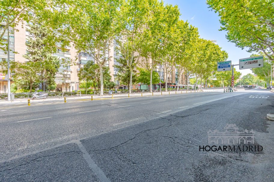 Alto, buen estado, con plaza de garaje para dos coches