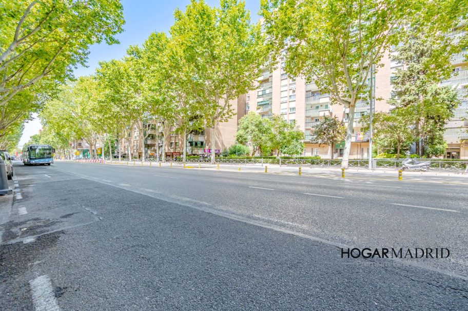 Alto, buen estado, con plaza de garaje para dos coches
