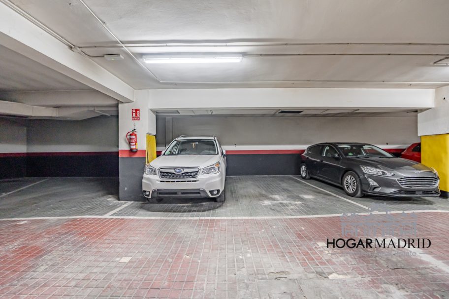 Alto, buen estado, con plaza de garaje para dos coches