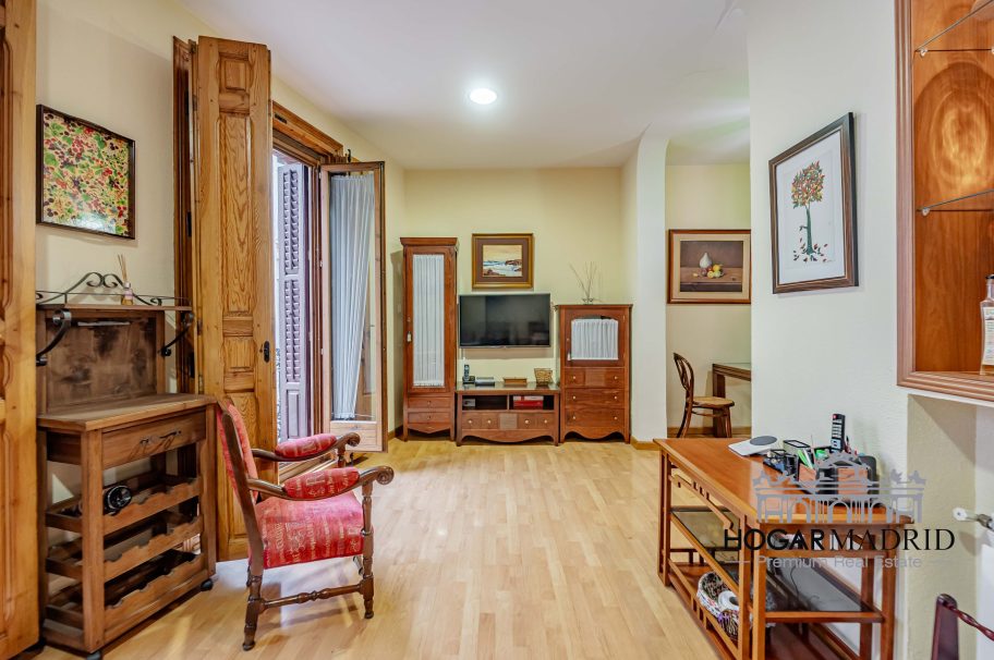 Apartamento clásico, con balcones