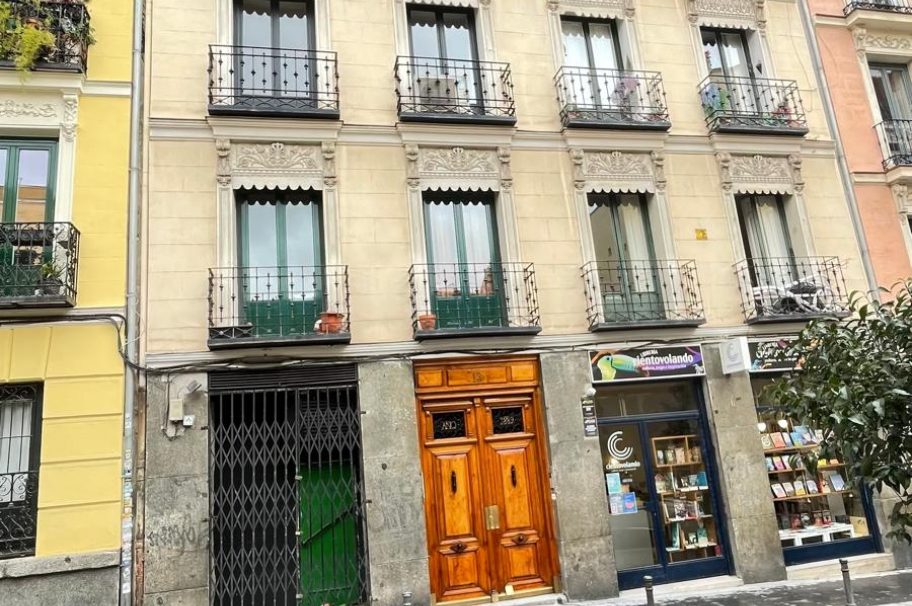 En el Barrio de Malasaña, con plaza de garaje