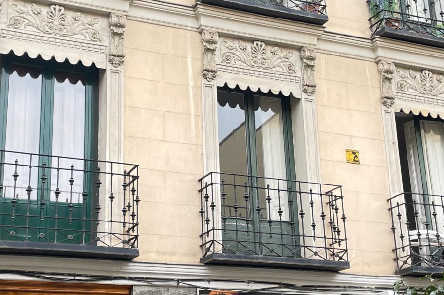 En el Barrio de Malasaña, con plaza de garaje