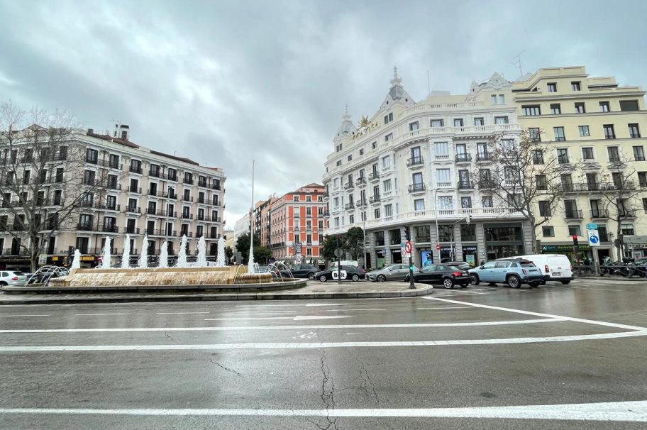 En el Barrio de Malasaña, con plaza de garaje