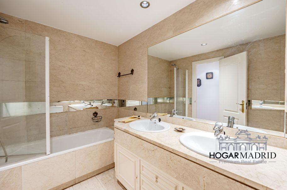 Urbanización de lujo, con garaje y trastero