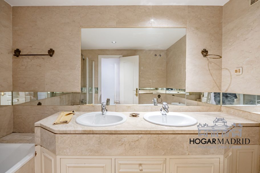 Urbanización de lujo, con garaje y trastero