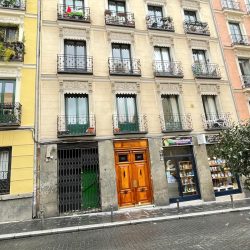 En el Barrio de Malasaña, con plaza de garaje